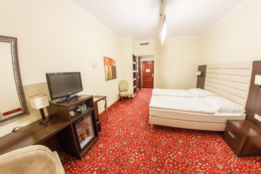 Hotel Kristaly Imperial Тата Экстерьер фото