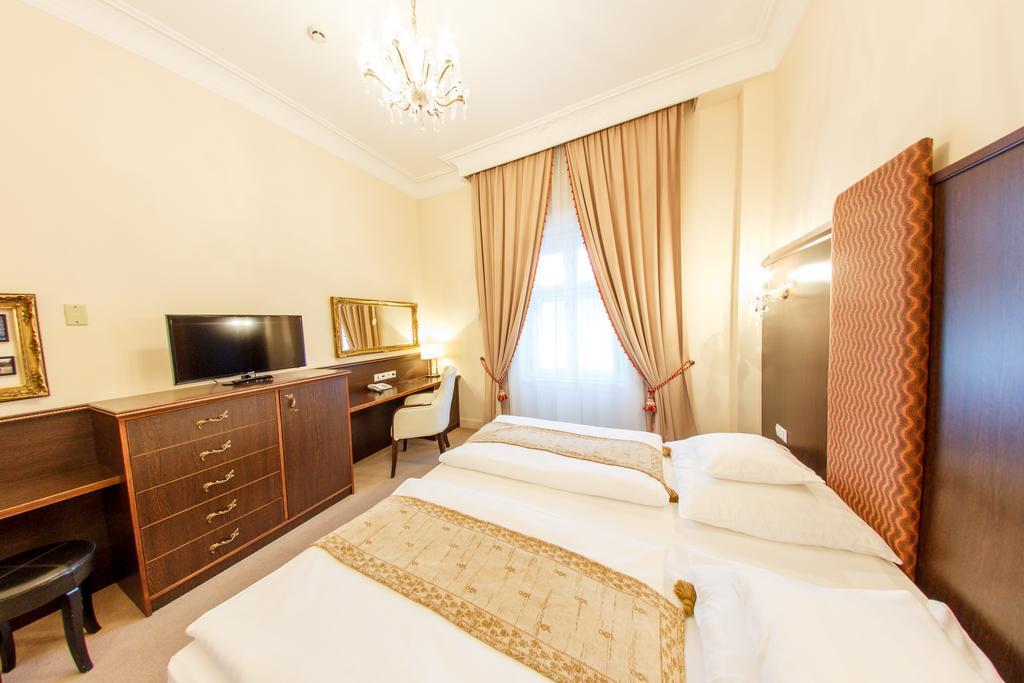 Hotel Kristaly Imperial Тата Экстерьер фото