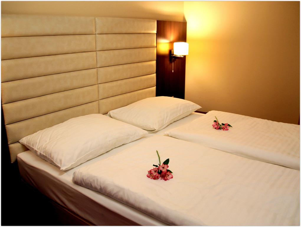 Hotel Kristaly Imperial Тата Экстерьер фото