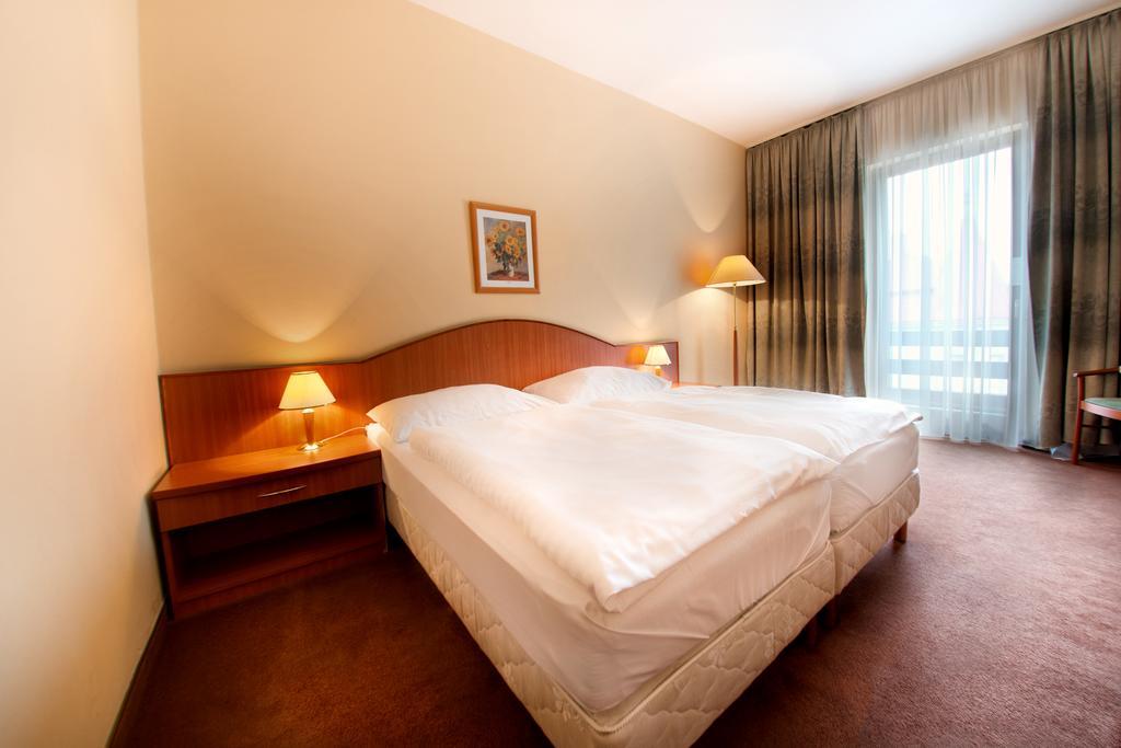 Hotel Kristaly Imperial Тата Экстерьер фото