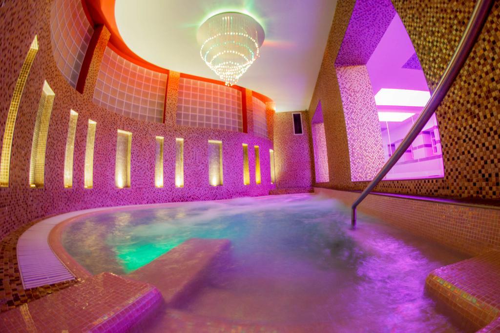 Hotel Kristaly Imperial Тата Экстерьер фото